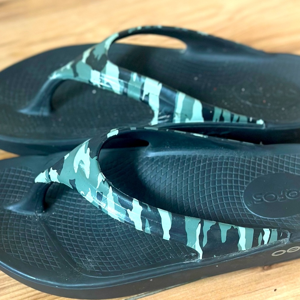 OOfos Flip Flop Sandals Women 6M OOlala Shoes Green Camo Thong 
Recovery Walking